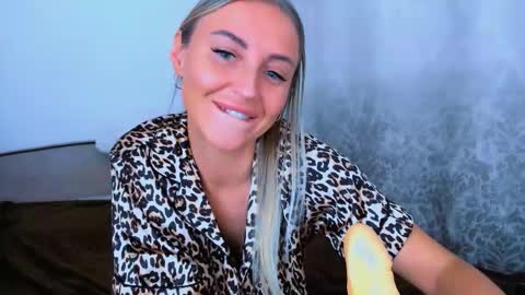 Snapshot of snezanablond chatting on 11.26.25 Sneja online show from 11.26.25