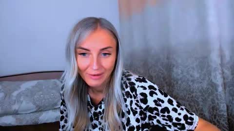 Snapshot of snezanablond chatting on 12.02.25 Sneja online show from 12.02.25