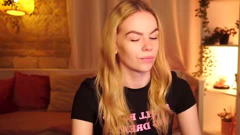 Snapshot of snowbarbieee chatting on 10.03.25 Hanna online show from 10.03.25