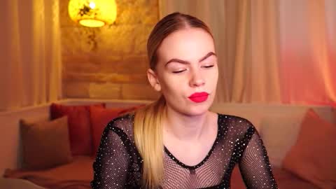 Snapshot of snowbarbieee chatting on 10.06.25 Hanna online show from 10.06.25