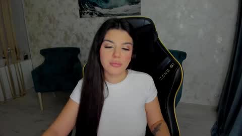 Snapshot of snowingwinter chatting on 10.19.25 snowingwinter online show from 10.19.25