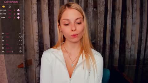 Snapshot of so__sweet chatting on 03.08.25 Alice - Birthday Girl online show from 03.08.25