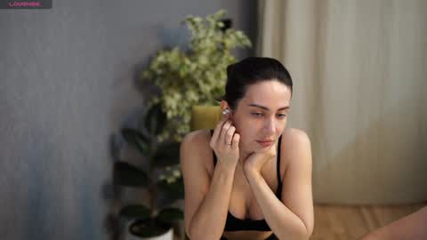 Yesenia online show from 01.04.25