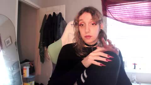 Snapshot of soffpurr chatting on 11.19.25 Lilytea online show from 11.19.25