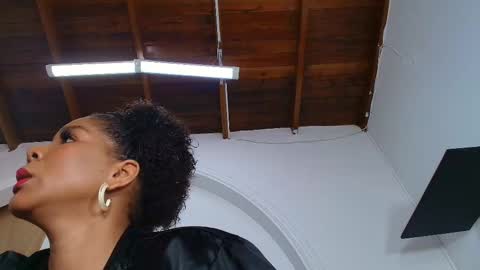 Snapshot of sofi_decker chatting on 10.10.25 Sofia online show from 10.10.25