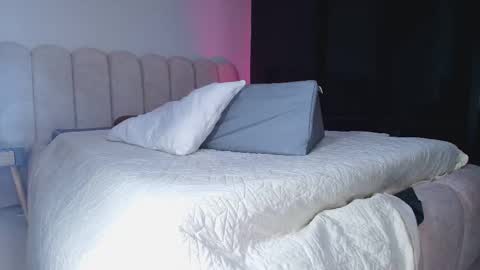 Snapshot of sofi_decker chatting on 11.22.25 Sofia online show from 11.22.25