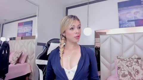 Snapshot of sofiaa_morris chatting on 04.19.26 Sofia online show from 04.19.26