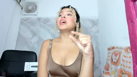 sofiacastillo01 online show from 05.15.26