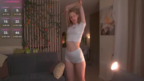 Snapshot of sofiapure18 chatting on 11.13.25 Sofia Help me overcome shynes with 100 thumbs up online show from 11.13.25