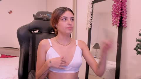 Snapshot of sofiarouge_ chatting on 12.11.24 Sofia Help me reach 5K followers online show from 12.11.24