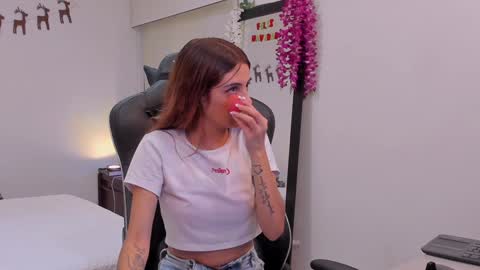 Snapshot of sofiarouge_ chatting on 12.20.24 Sofia Help me reach 5K followers online show from 12.20.24