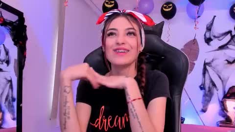 Snapshot of sofiarouge_ chatting on 10.20.25 Sofia Help me reach 5K followers online show from 10.20.25