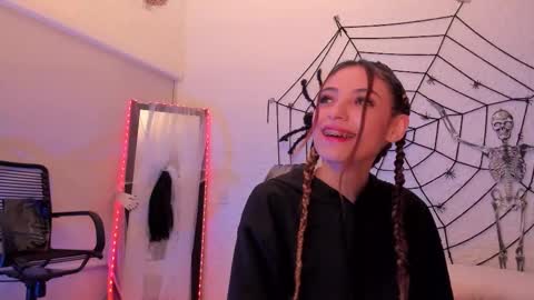 Snapshot of sofiarouge_ chatting on 10.23.25 Sofia Help me reach 5K followers online show from 10.23.25