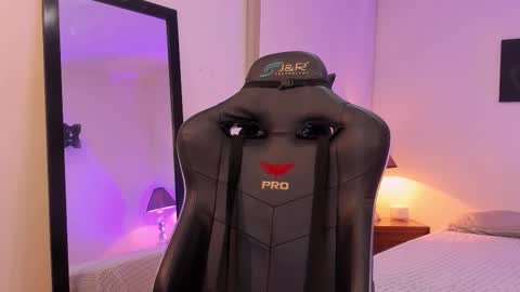 Snapshot of sofiarouge_ chatting on 11.14.25 Sofia Help me reach 5K followers online show from 11.14.25