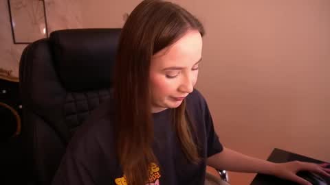 Snapshot of sofiebloom chatting on 05.31.26 Sofie online show from 05.31.26