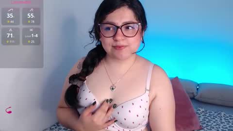 Snapshot of sofix_ chatting on 11.25.25 Lau online show from 11.25.25