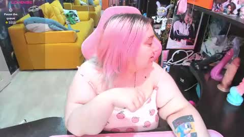 Snapshot of softie_sofy chatting on 06.19.26 Sofie online show from 06.19.26