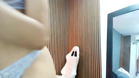 Snapshot of sofy_west chatting on 09.18.25 sofy west online show from 09.18.25