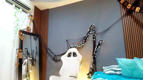 Snapshot of sofy_west chatting on 10.29.25 sofy west online show from 10.29.25