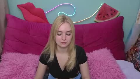 Snapshot of sofysoft chatting on 11.30.25 sofysoft online show from 11.30.25