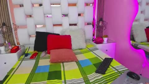 Snapshot of solevanss chatting on 03.05.25 Sol Evans online show from 03.05.25