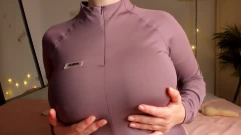 Snapshot of sonya_baby chatting on 11.17.25 SONIA online show from 11.17.25