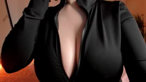 Snapshot of sonya_baby chatting on 11.26.25 SONIA online show from 11.26.25