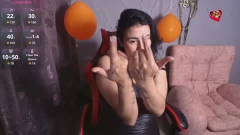 Snapshot of sophi_tay chatting on 10.18.25 Sophi Tay online show from 10.18.25