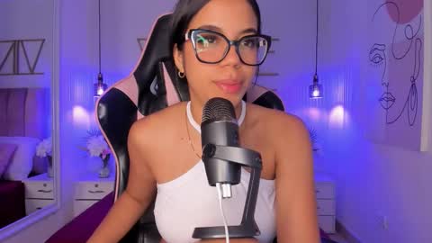 Snapshot of sophiaahill chatting on 10.22.25 Sophie Hill online show from 10.22.25