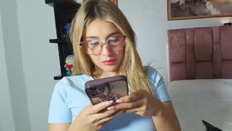 Snapshot of sophie_janner chatting on 07.09.26 SOPHIE JANNER online show from 07.09.26