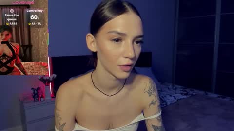 Snapshot of sophiecherrie chatting on 11.28.25 Sophie online show from 11.28.25