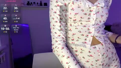 citygirl my face is 10 my body tea everything on me natural im petiteee online show from 04.26.26