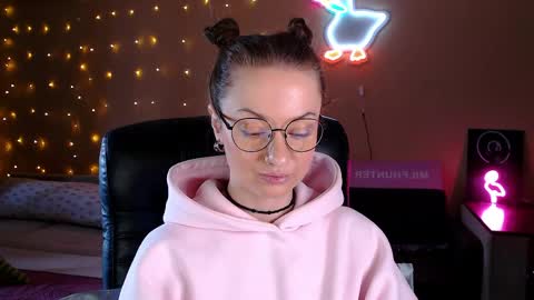 Snapshot of sophieleroux chatting on 05.06.26 sophieleroux online show from 05.06.26
