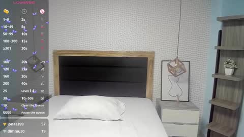 Snapshot of sophiemeyer chatting on 01.08.25 Sophie online show from 01.08.25