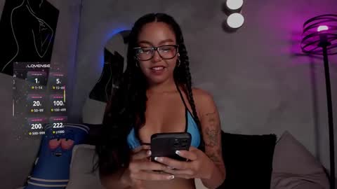 Snapshot of sophiierobertss_ chatting on 11.21.25 Dani online show from 11.21.25