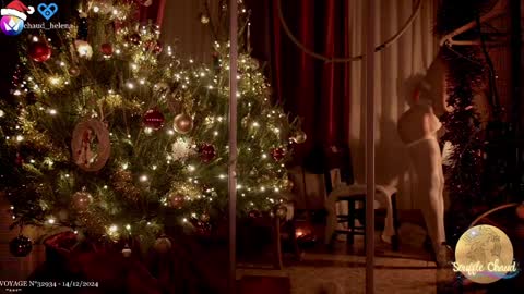 Snapshot of souffle_chaud chatting on 12.15.24 . . online show from 12.15.24