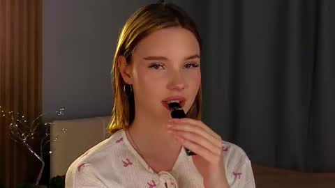 Snapshot of soul_garden chatting on 11.25.25 sylene online show from 11.25.25