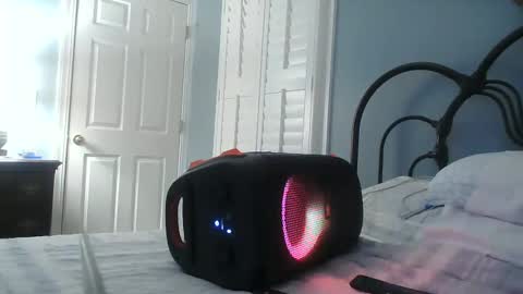 Snapshot of spacecase843 chatting on 02.09.25 TrndSettrz online show from 02.09.25