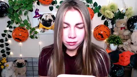 Snapshot of sport_tall_karina chatting on 10.31.25 Karina online show from 10.31.25