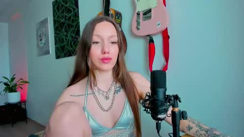 Snapshot of sshawty chatting on 03.10.25 Anni if Im offline for a long time Im depressed feel free to support me offline online show from 03.10.25