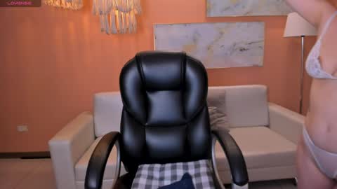 Snapshot of staceywood_ chatting on 12.19.24 Stacy Woods online show from 12.19.24