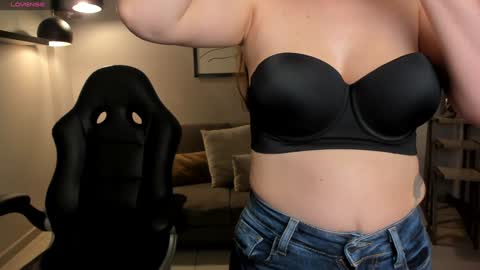 Snapshot of staceywood_ chatting on 12.29.24 Stacy Woods online show from 12.29.24