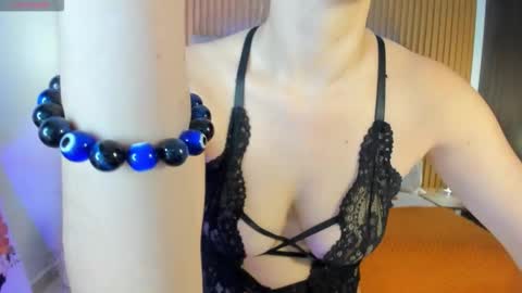 Snapshot of staceywood_ chatting on 11.20.25 Stacy Woods online show from 11.20.25