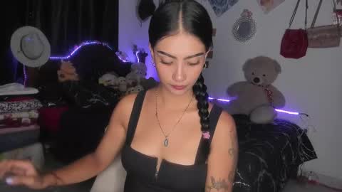 Im MiaIts my first day here  online show from 02.22.25