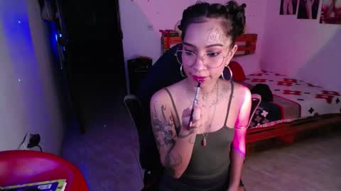 Snapshot of stefh420 chatting on 11.07.25 online show from 11.07.25