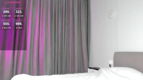 Snapshot of stella_crystal chatting on 12.03.25 karma online show from 12.03.25