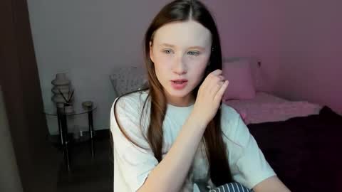 Snapshot of stella_sunny chatting on 12.18.24 stella_sunny online show from 12.18.24