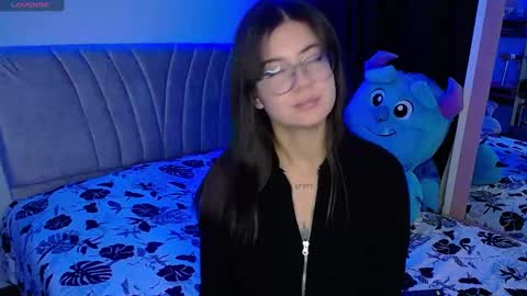 Snapshot of stepha_sweet chatting on 01.19.25 Emma online show from 01.19.25