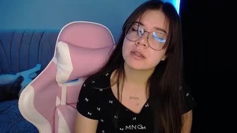 Snapshot of stepha_sweet chatting on 03.05.25 Emma online show from 03.05.25