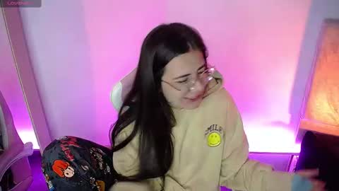 Snapshot of stepha_sweet chatting on 10.07.25 Emma online show from 10.07.25